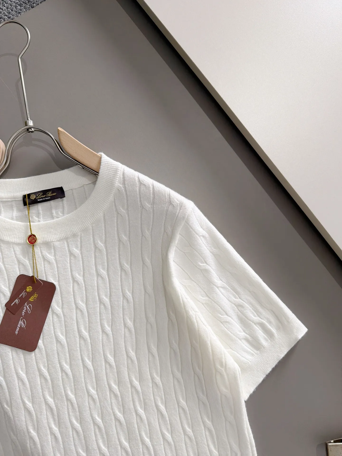 LP high quality Loro Piana 26ss New Arrival men's short-sleeved knitted T-shirt. Made of combed cotton yarn knitted cotton fabric, no pressure when entering and exiting the counter. Exclusive control of raw materials. It feels substantial when weighed, and the upper body is more textured than ordinary T-shirts. This texture can handle the weather easily and is suitable for both hot and cold! Loose fit design, looks noble. The only correct version is available Size: M to 3XL